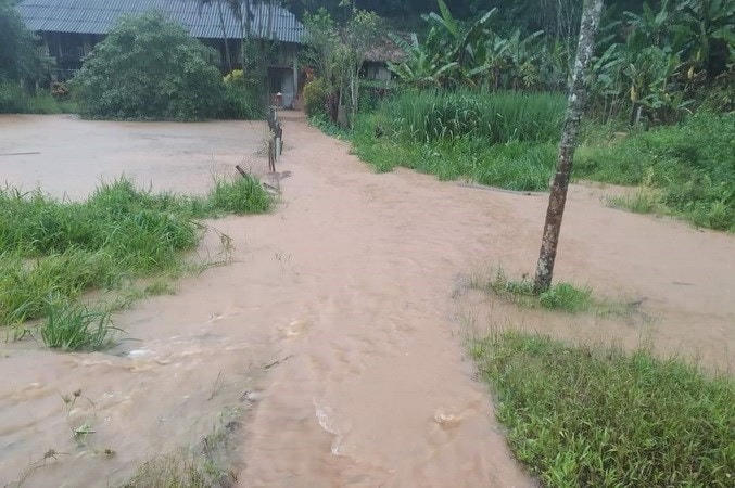 Nhiều tuyến đường bê tông nội đồng ở một số xã trên địa bàn huyện Văn Yên bị ngập. (Ảnh: TTXVN phát).