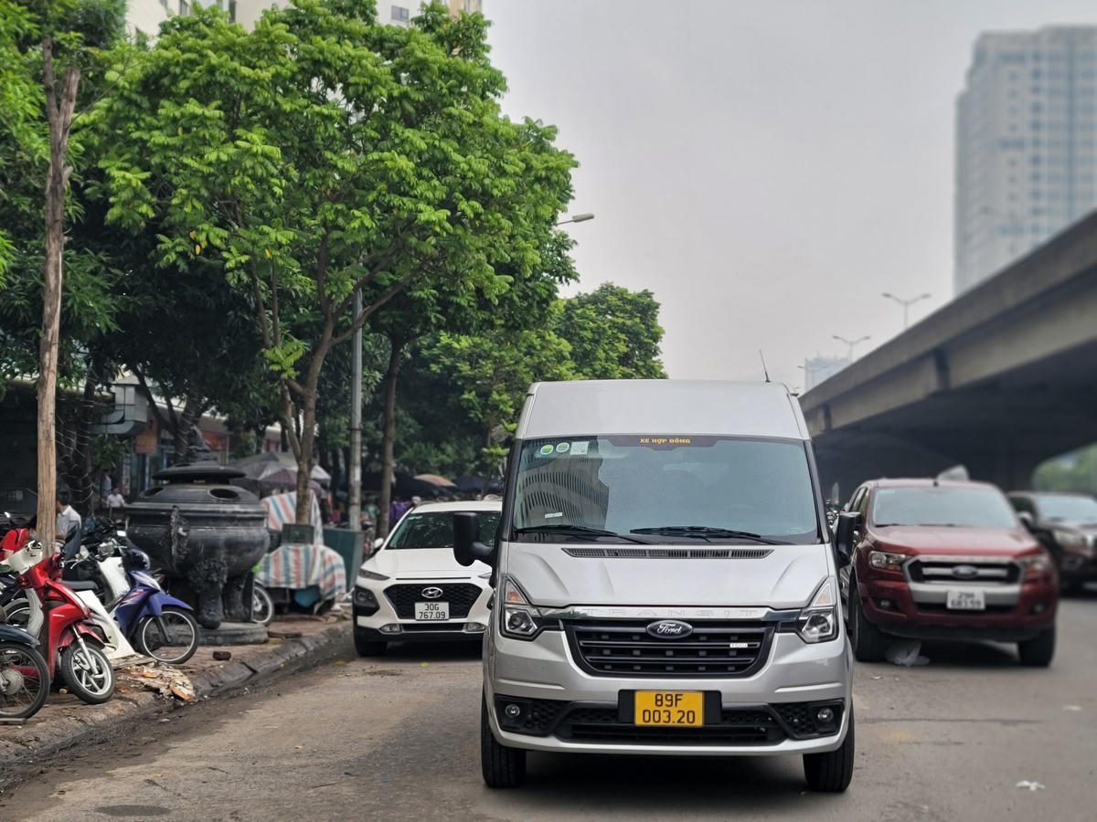 Toà nhà không đủ chỗ đỗ, vì vậy xe ô tô đậu tràn lan từ vỉa hè xuống đến lòng đường. Không chỉ một hàng, hai hàng mà có lúc xe đỗ thành 3 hàng dưới lòng đường Nguyễn Xiển.