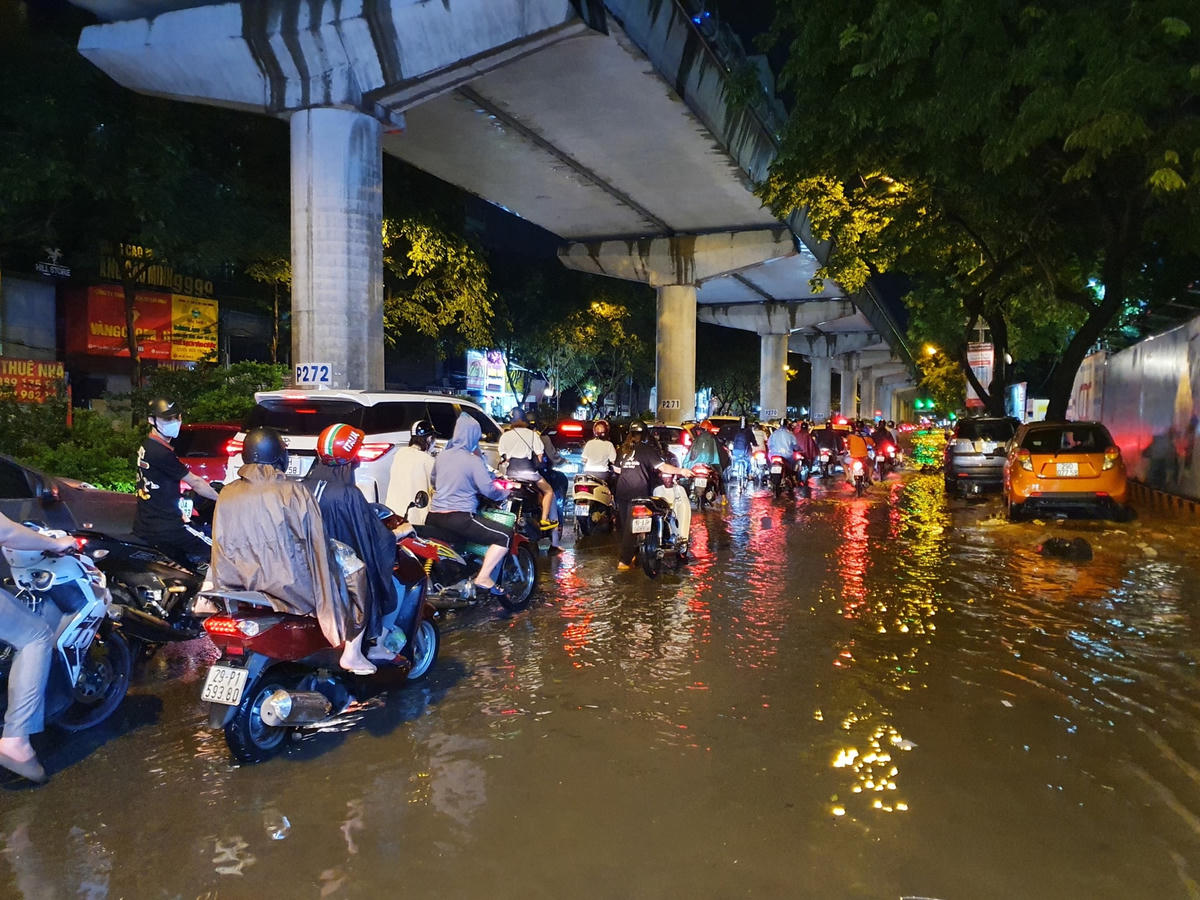 Cách đó không xa, đoạn đường Xuân Thuỷ cũng ngập sâu quá đầu gối, cá biệt có đoạn từ Đại học Sư phạm đến Đại học Quốc gia Hà Nội, nước ngập đến đùi người lớn khiến giao thông ùn tắc cục bộ.