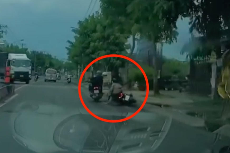 Cô gái bị cướp điện thoại, ngã xuống đường (Ảnh cắt từ clip).