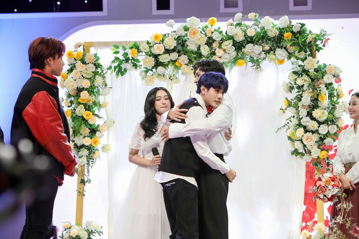 MC Liêu Hà Trinh và người em thân thiết Đức Anh đã không kìm được cảm xúc trước tin vui của Otis. Ảnh: Perfect Universe.  