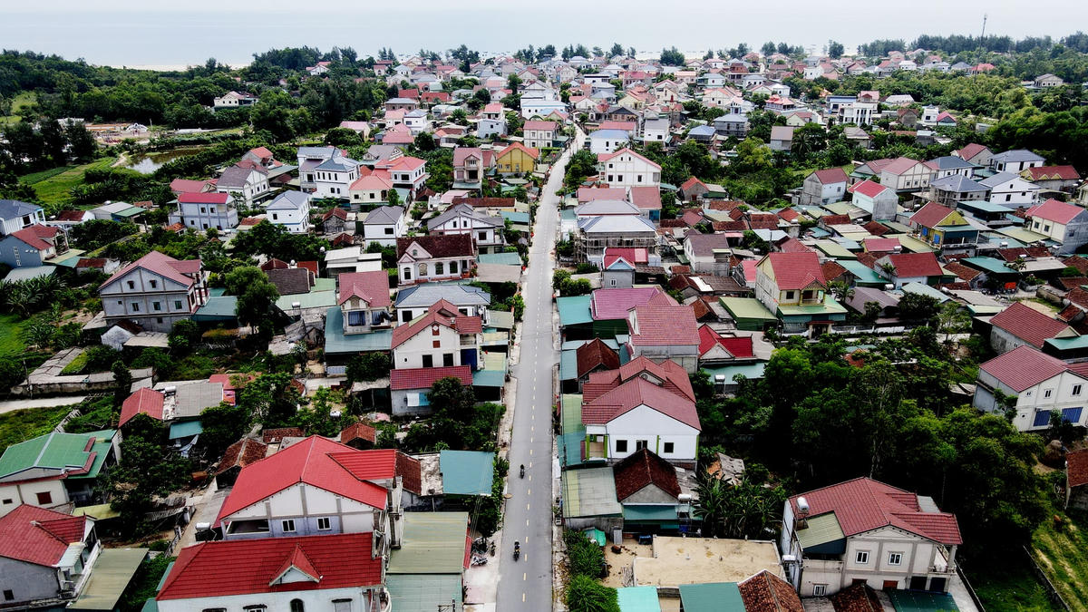 Thế nhưng, khoảng vài chục năm nay, với việc giúp nhau cùng đi xuất khẩu lao động đã mang lại thu nhập cao cho người dân nên cuộc sống của bà con nơi đây trở nên giàu có, có những người còn gọi đây là “làng tỷ phú”.