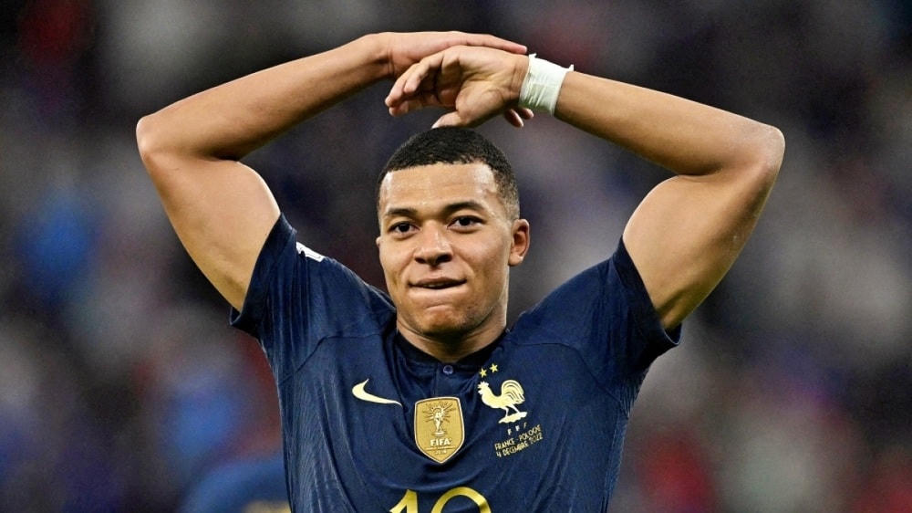 Mbappe đã tạo dấu ấn lớn trong chiến thắng của Pháp trước Ba Lan khi đóng góp cú đúp. Nhờ đó, tiền đạo này đã vượt qua "Vua bóng đá" Pele trở thành cầu thủ ghi nhiều bàn nhiều nhất ở World Cup khi dưới 24 tuổi.