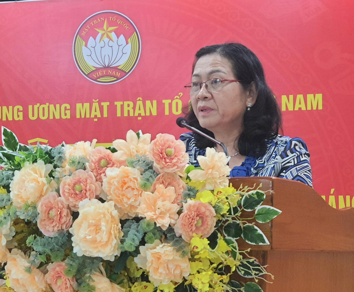 Bà Phạm Ngọc Tiệp, Phó Chủ tịch UBMTTQ Việt Nam tỉnh Long An chia sẻ kinh nghiệm trong công tác mặt trận.