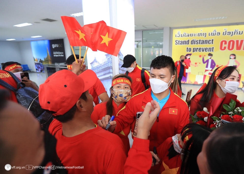 Quang Hải và các đồng đội được chào đón tại Lào. (Ảnh VFF).