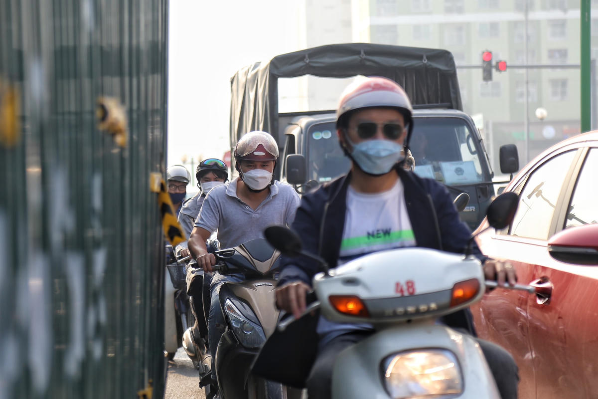 Chị Nguyễn Thị Mai (Mộ Lao, Hà Đông) cho biết: “Hầu như ngày nào tôi cũng phải di chuyển qua tuyến đường này để đi làm. Hơn 1 năm nay tại tuyến đường bỗng mọc lên hàng loạt “lô cốt” rộng hàng chục mét nằm ngay dưới lòng đường mà chẳng thấy thi công làm việc gì cả”.