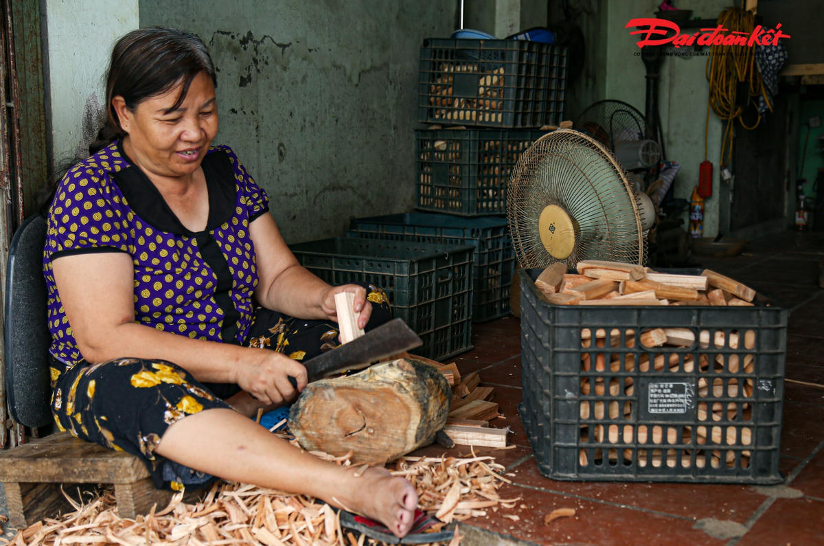 Theo cô Hoàng Thị Loan, dự án đã được phê duyệt hàng chục năm nay, nhưng đến thời điểm này vẫn chỉ dừng lại ở khâu san ủi mặt bằng và quây rào xung quanh. Điều mong mỏi nhất của người làm nghề ở Đa Sỹ hiện nay là sớm có khu làm việc tập trung, đảm bảo đáp ứng nhu cầu để yên tâm sản xuất và phát triển làng nghề bền vững.