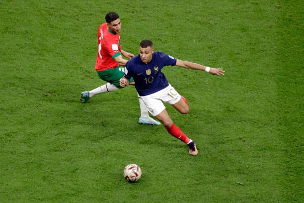 Mbappe luôn khiến các hậu vệ Morocco vất vả với tốc độ kinh hoàng của mình.