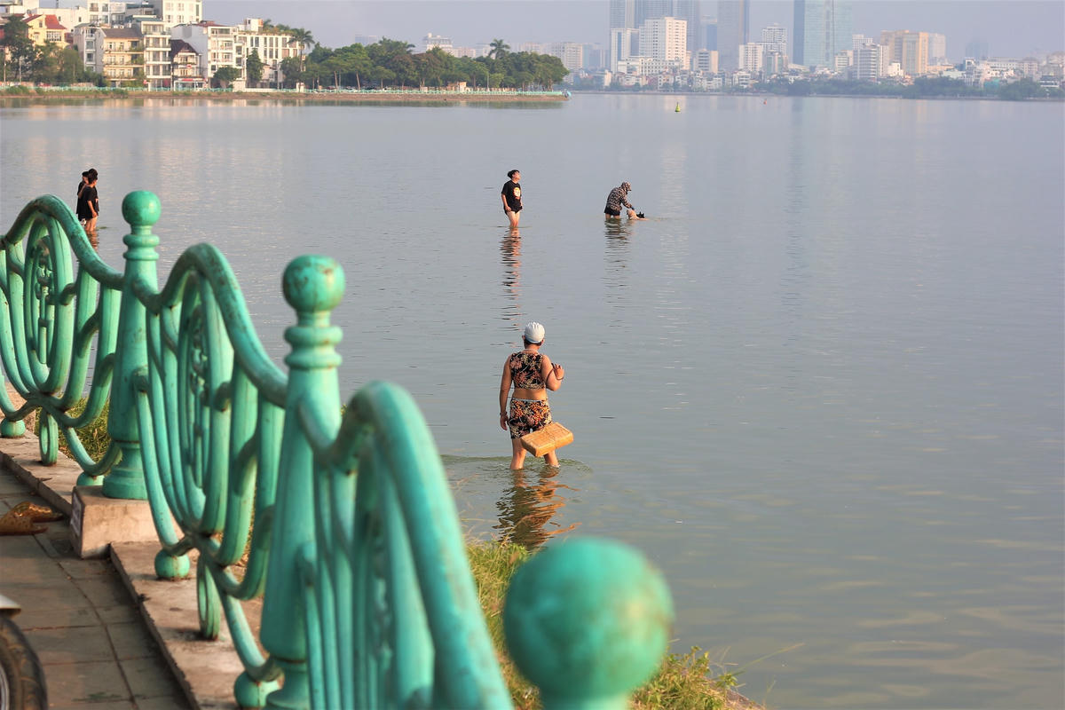 Cứ khoảng 16h30 hàng ngày, người dân đổ xô ra góc Tây Hồ để “giải nhiệt” cho ngày hè nóng.
