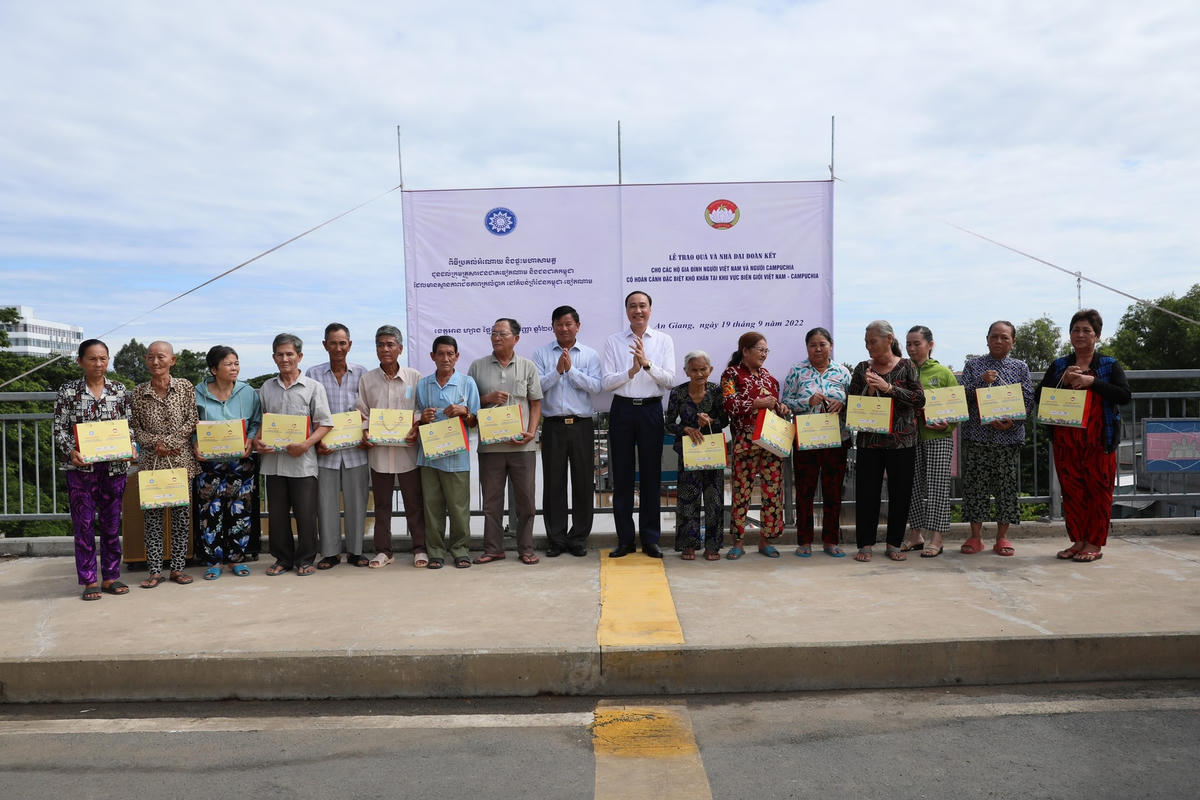 Phó Chủ tịch Phùng Khánh Tài tặng quà cho người nghèo Campuchia.