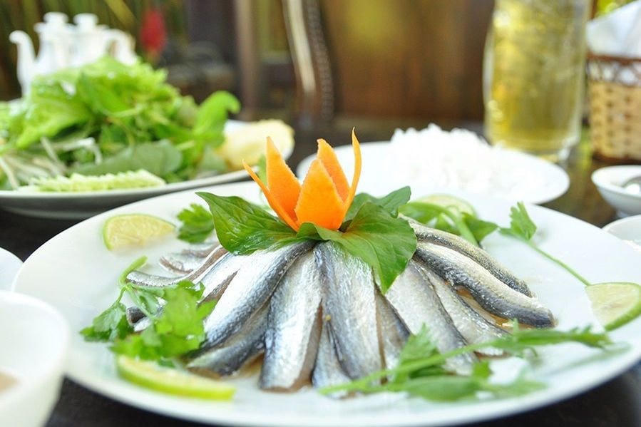 Người có thói quen ăn gỏi cá, gỏi tôm... cần đề phòng nguy cơ nhiễm sán lá gan nhỏ.