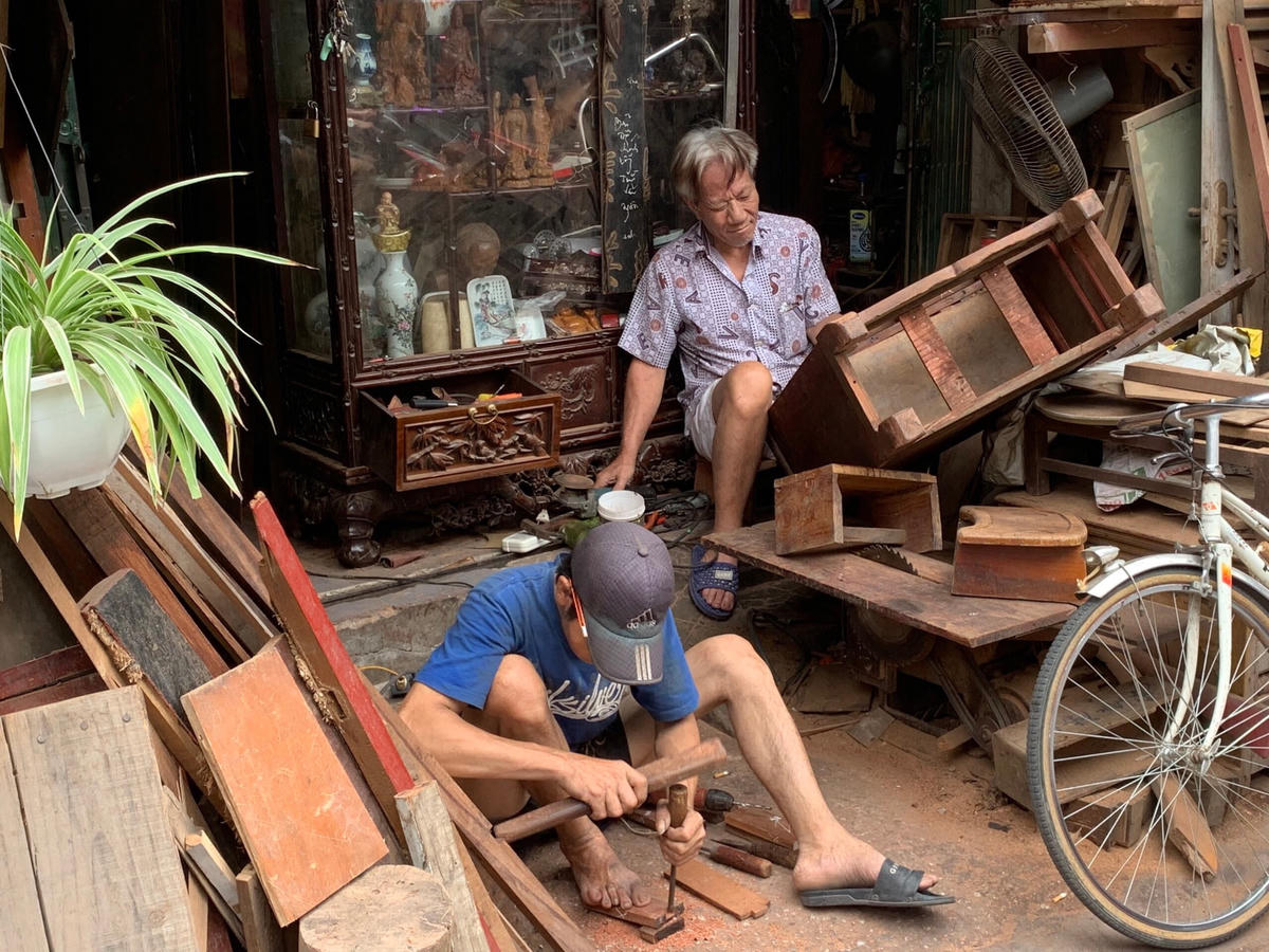 Những tác phẩm do nghệ nhân Đỗ Tiến Thân (áo xanh) thiết kế và thi công đều rất tinh xảo thể hiện tâm huyết của một người say nghề.