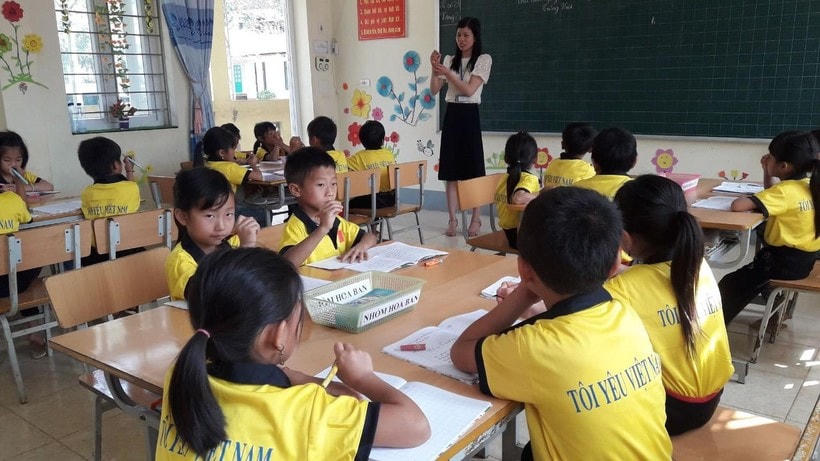 Một tiết học của cô trò Trường Phổ thông Dân tộc bán trú Tiểu học Hừa Ngài (tỉnh Điện Biên).