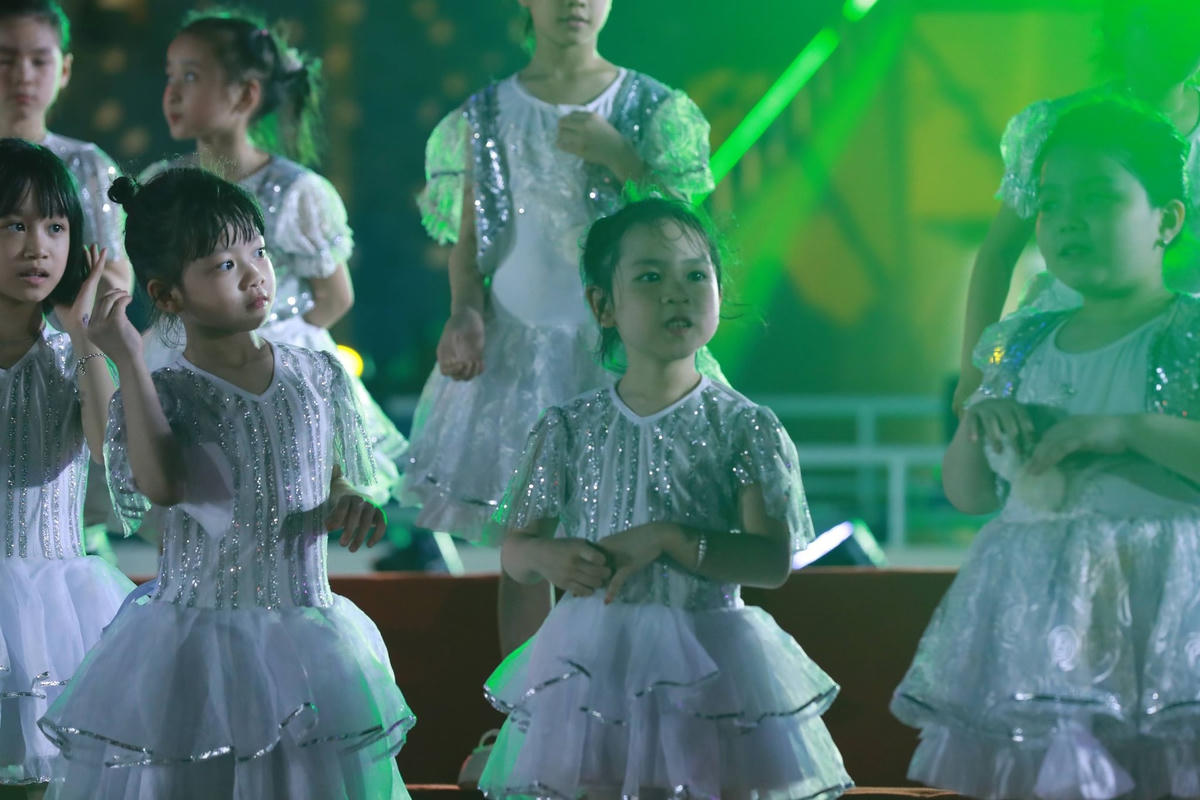 Tâm điểm của lễ khai mạc là chương trình nghệ thuật 3 phần. Trong ảnh là các em học sinh tập luyện cho tiết mục chào đón. 