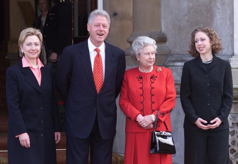 Tổng thống Bill Clinton, Đệ nhất Phu nhân Hillary và con gái Chelsea chụp ảnh cùng Nữ hoàng Elizabeth tại Cung điện Buckingham ở London, ngày 14/12/2000.