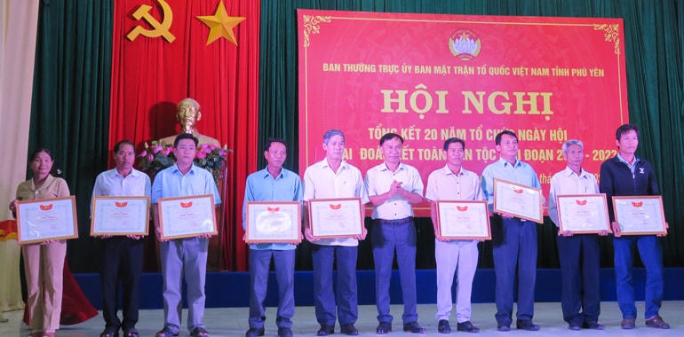 Ông Nguyễn Quốc Hoàn, Chủ tịch Uỷ ban MTTQ Việt Nam tỉnh Phú Yên, trao Bằng khen của MTTQ tỉnh cho các tập thể và cá nhân có thành tích xuất sắc trong việc tổ chức thực hiện Ngày hội Đại đoàn kết toàn dân tộc giai đoạn 2003-2023.