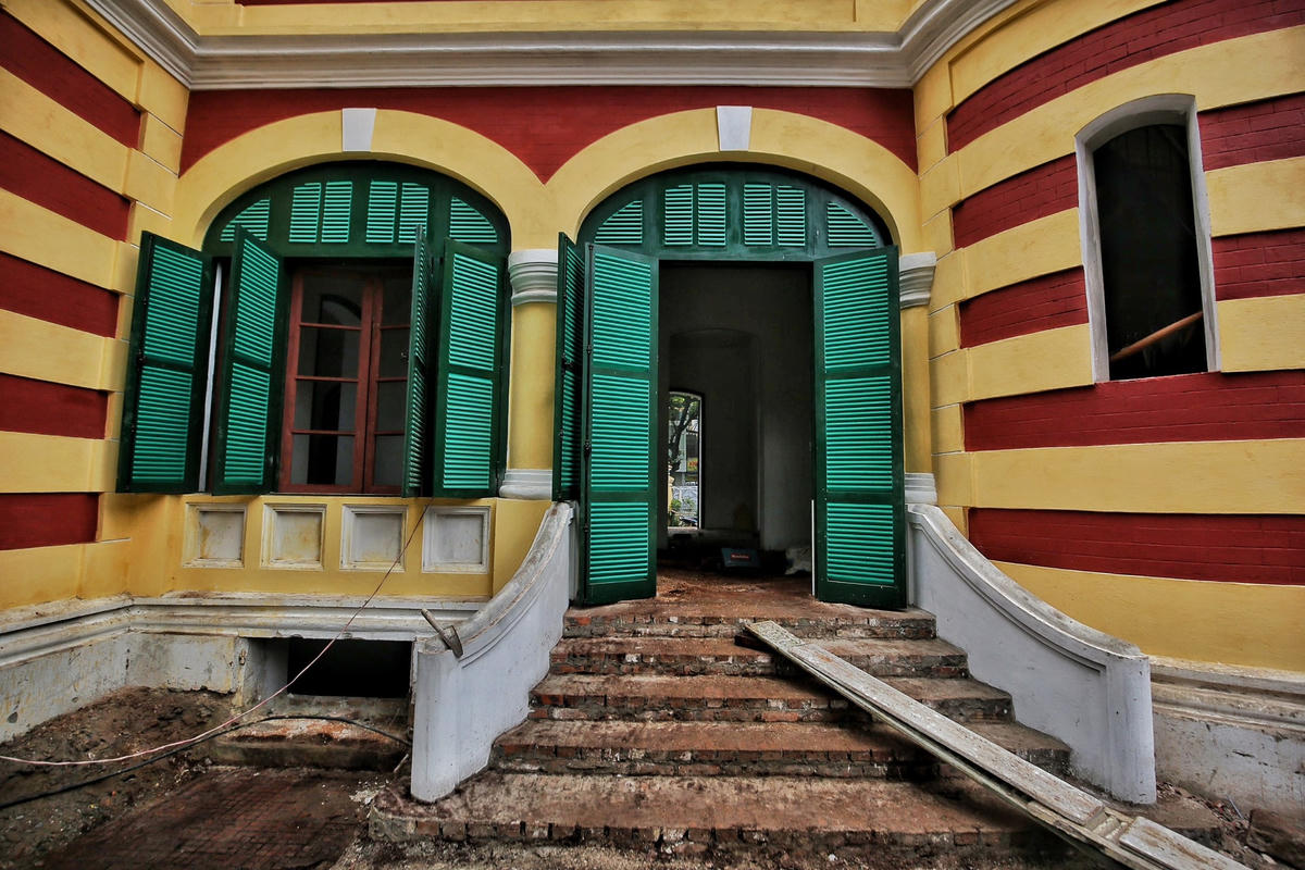 Dự án Bảo tồn, sửa chữa, chống xuống cấp nhà biệt thự 49 Trần Hưng Đạo - 46 Hàng Bài do Ban Quản lý hồ Hoàn Kiếm và phố cổ Hà Nội làm chủ đầu tư, với sự hỗ trợ kỹ thuật của các chuyên gia vùng Ile-de-France (Pháp).