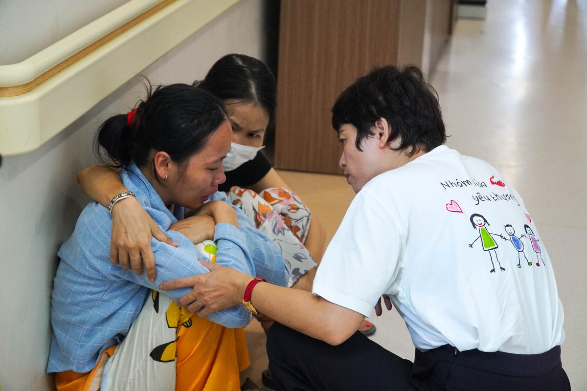 Người mẹ bật khóc nức nở sau khi nghe bác sĩ thông báo về tình hình sức khỏe của con.