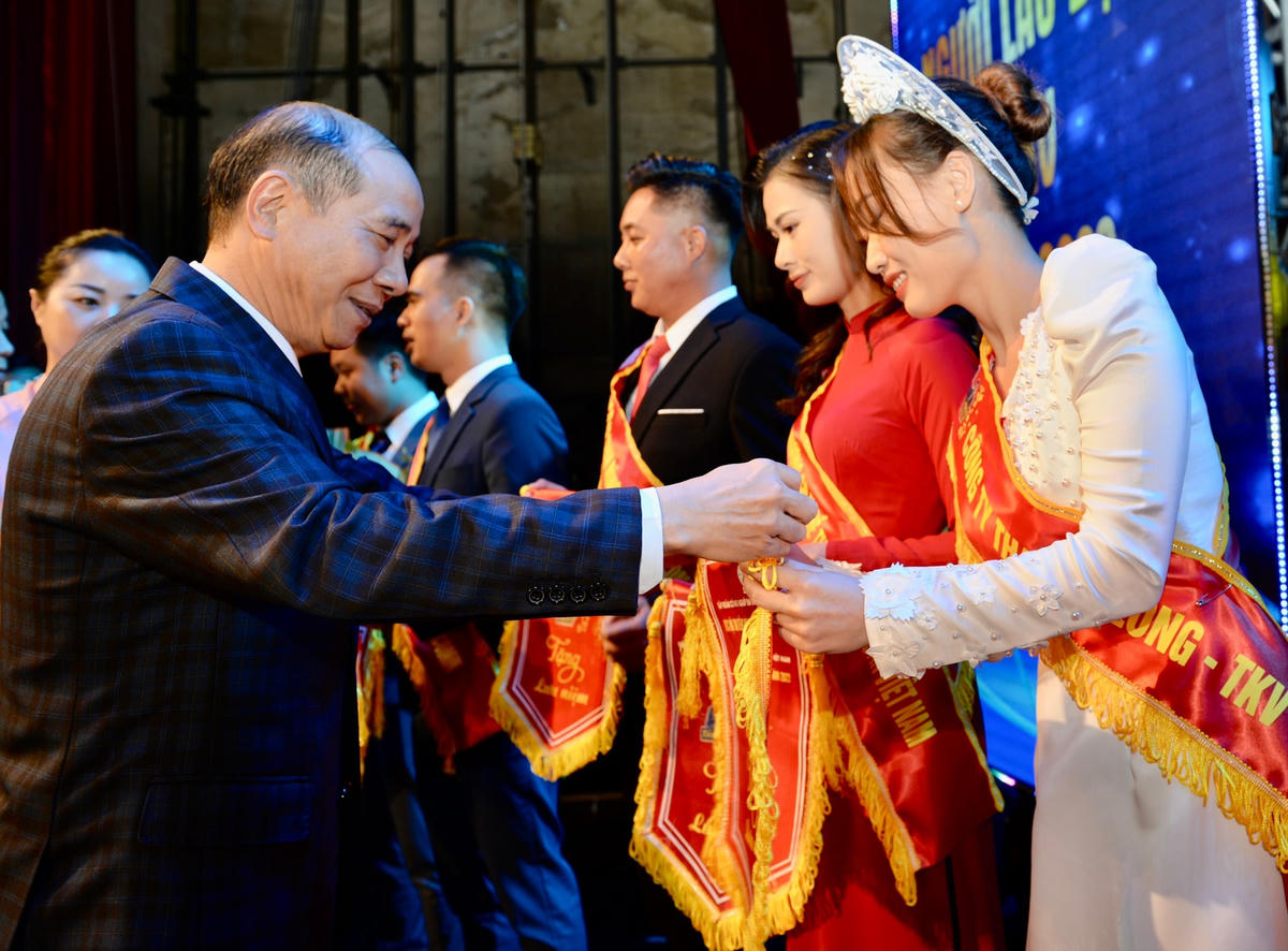 Đại diện các đơn vị tham gia Hội thi được nhận cờ lưu niệm và hoa chúc mừng.