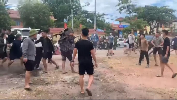2 nhóm hỗn chiến gây mất trật tự công cộng. (ảnh: Cắt từ clip) 