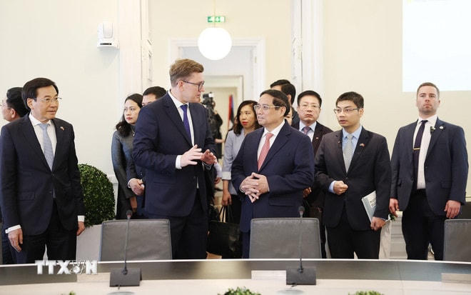 Thủ tướng Cộng hòa Estonia Kristen Michal giới thiệu với Thủ tướng Phạm Minh Chính Văn phòng làm việc của Chính phủ. (Ảnh: Dương Giang/TTXVN) ttxvn-thu-tuong-hoi-dam-thu-tuong-estonia-9.jpg