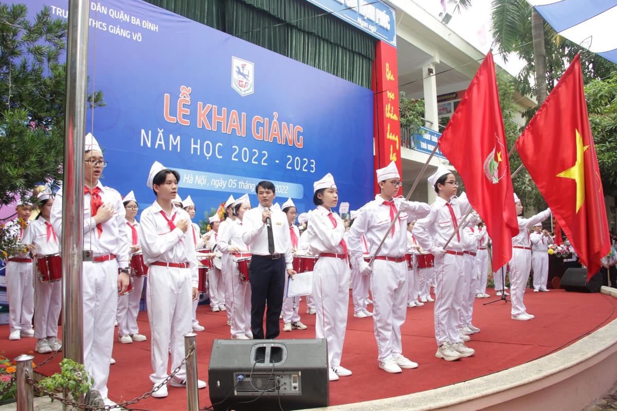 Phó Chủ tịch UBND TP Hà Nội đánh trống khai giảng năm học mới