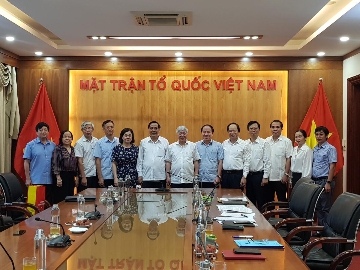 Chủ tịch Đỗ Văn Chiến, Phó Chủ tịch - Tổng Thư ký UBTƯ MTTQ Việt Nam Lê Tiến Châu tại buổi làm việc với Hội Người cao tuổi Việt Nam.