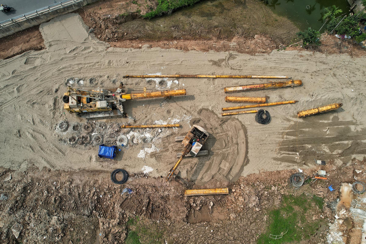 "Trên toàn tuyến đường song hành đã tổ chức 29 mũi thi công, bao gồm 21 mũi thi công đường và 8 mũi thi công cầu. Đã thi công bóc đất hữu cơ lên khuôn đường khoảng 126.465/712.468 m3, đắp cát nền đường K95 khoảng 90.839/1.850.208 m3, đang triển khai thi công cắm bấc thấm và cọc đất xi măng để xử lý nền đất yếu; thi công cọc khoan nhồi và đúc dầm các cầu: Cà Lồ, sông Nhuệ, sông Tô Lịch, Khê Tang,...", ông Cường nhấn mạnh.