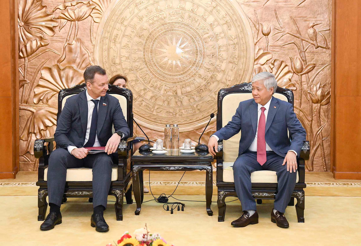 Bí thư Trung ương Đảng, Chủ tịch UBTƯ MTTQ Việt Nam Đỗ Văn Chiến trao đổi cùng Phó Chủ tịch thứ nhất Hội đồng Liên bang Nga, Chủ tịch Nhóm Hợp tác với Quốc hội Việt Nam của Hội đồng Liên bang Nga Andrey Yatskin. 