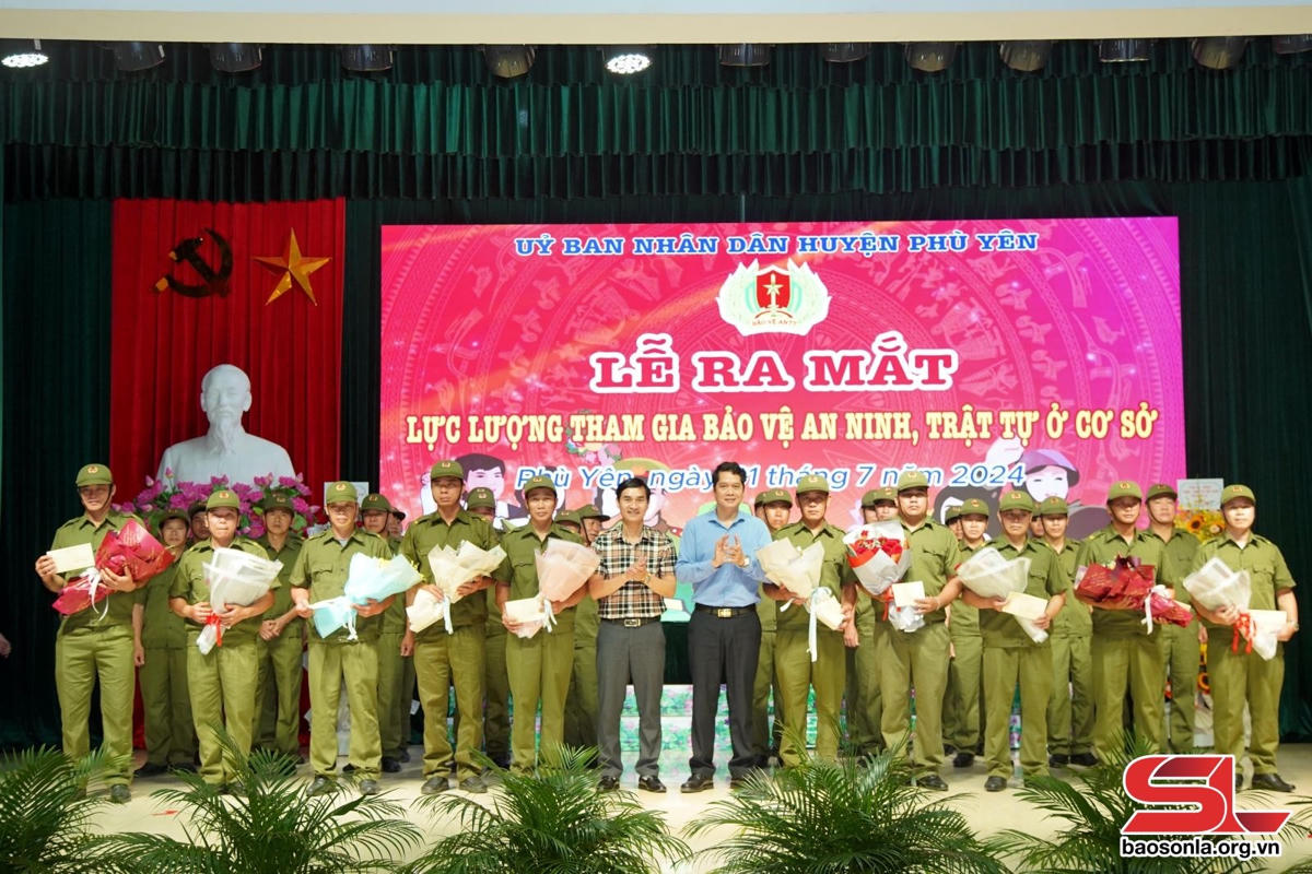 Lực lượng tham gia bảo vệ an ninh, trật tự cơ sở huyện Phù Yên ra mắt tại buổi Lễ.
