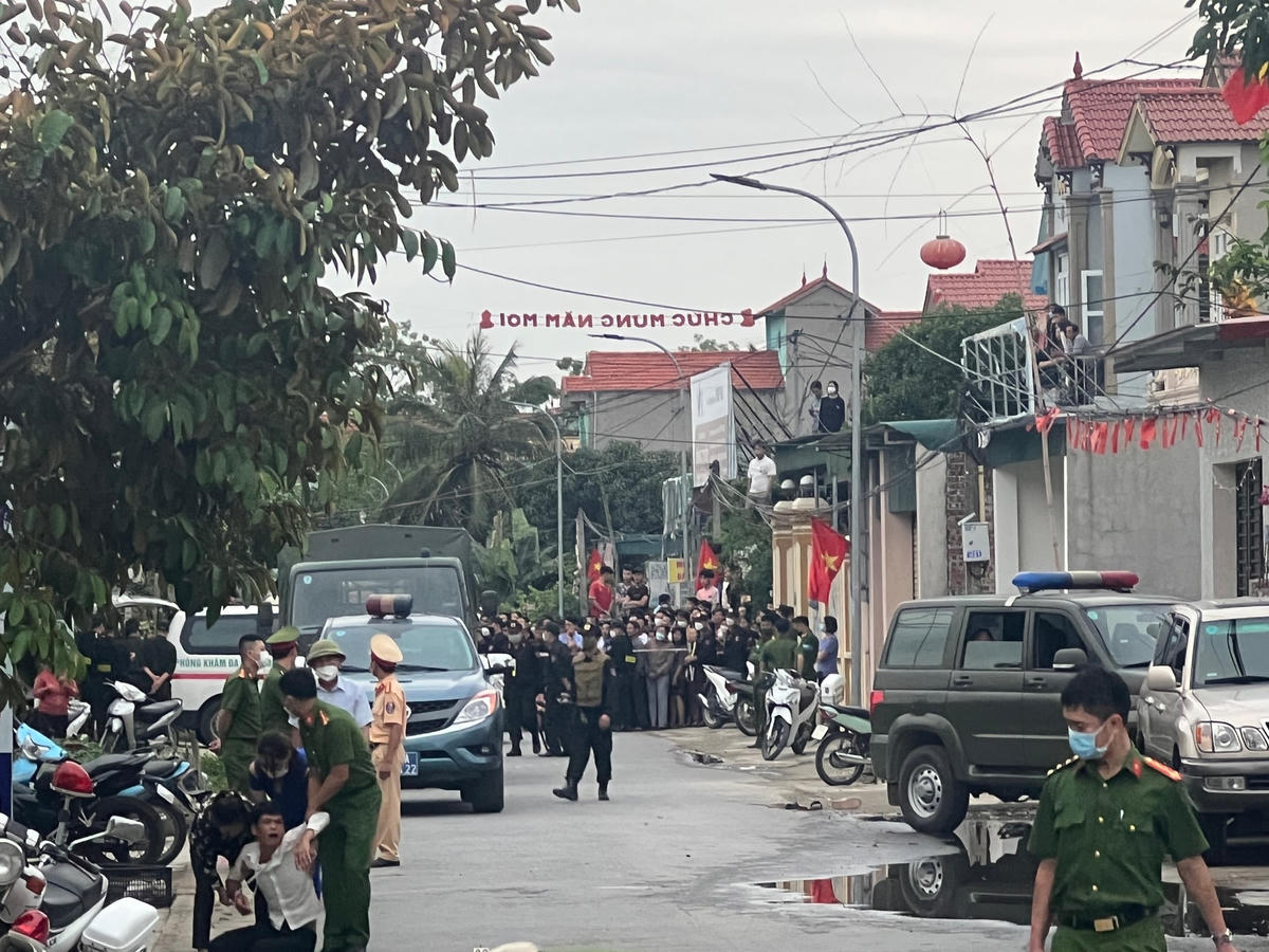 Người nhà đau xót khi anh T. bị chém chết ngay trước cửa nhà.