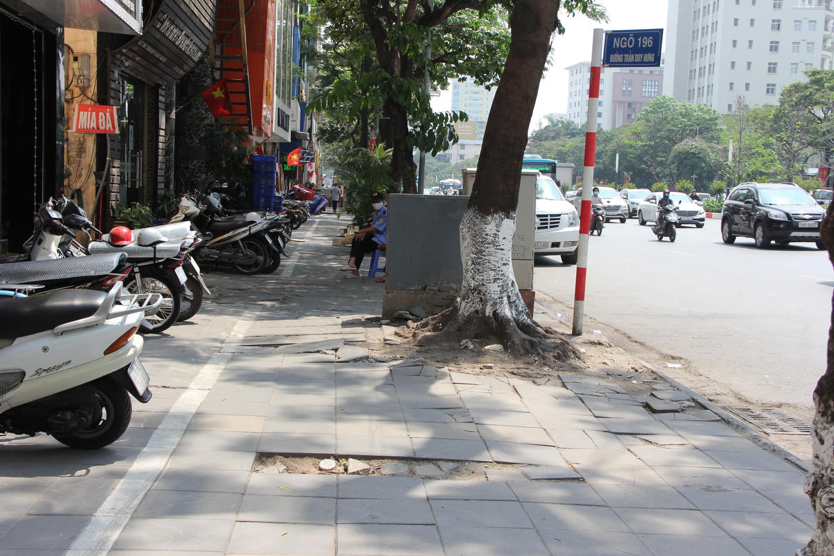 Mặc dù được giới thiệu là đá vĩnh cửu có độ bền 50 - 70 năm, nhưng sau một thời gian ngắn đưa vào sử dụng đá vỉa hè trên phố Trần Duy Hưng bị bong tróc, vỡ nát.Vỉa hè phố Trịnh Văn Bô vỡ nát, nghiêng ngả.Theo một số người dân cho biết: Vỉa hè chỉ dành cho người đi bộ, nhưng  tình trạng xe máy, xe ô tô leo lên vỉa hè cũng làm cho kết cấu của những viên đá dần dần bị hư hỏng, vỡ nát.