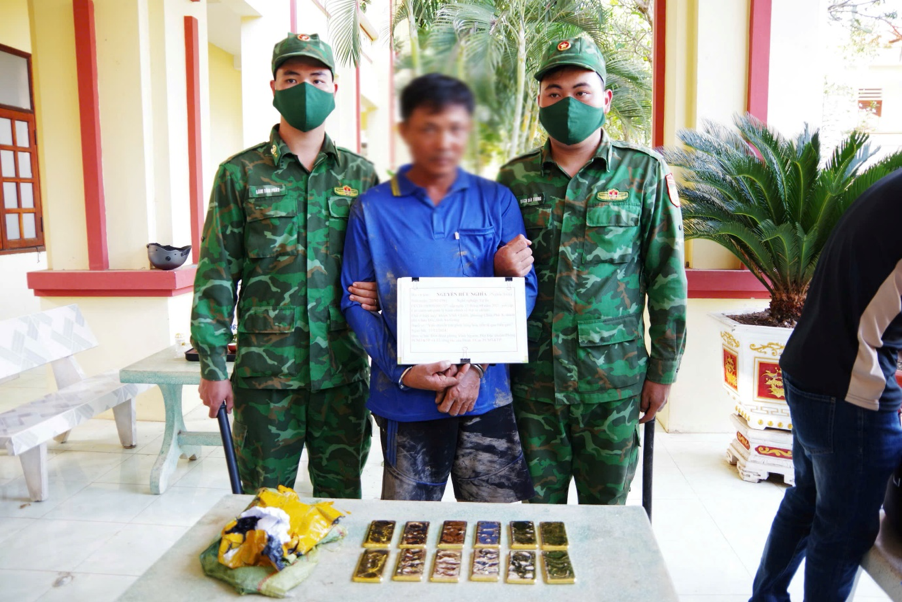 Nguyễn H.N cùng tang vật. (ảnh: Biên phòng An Giang)