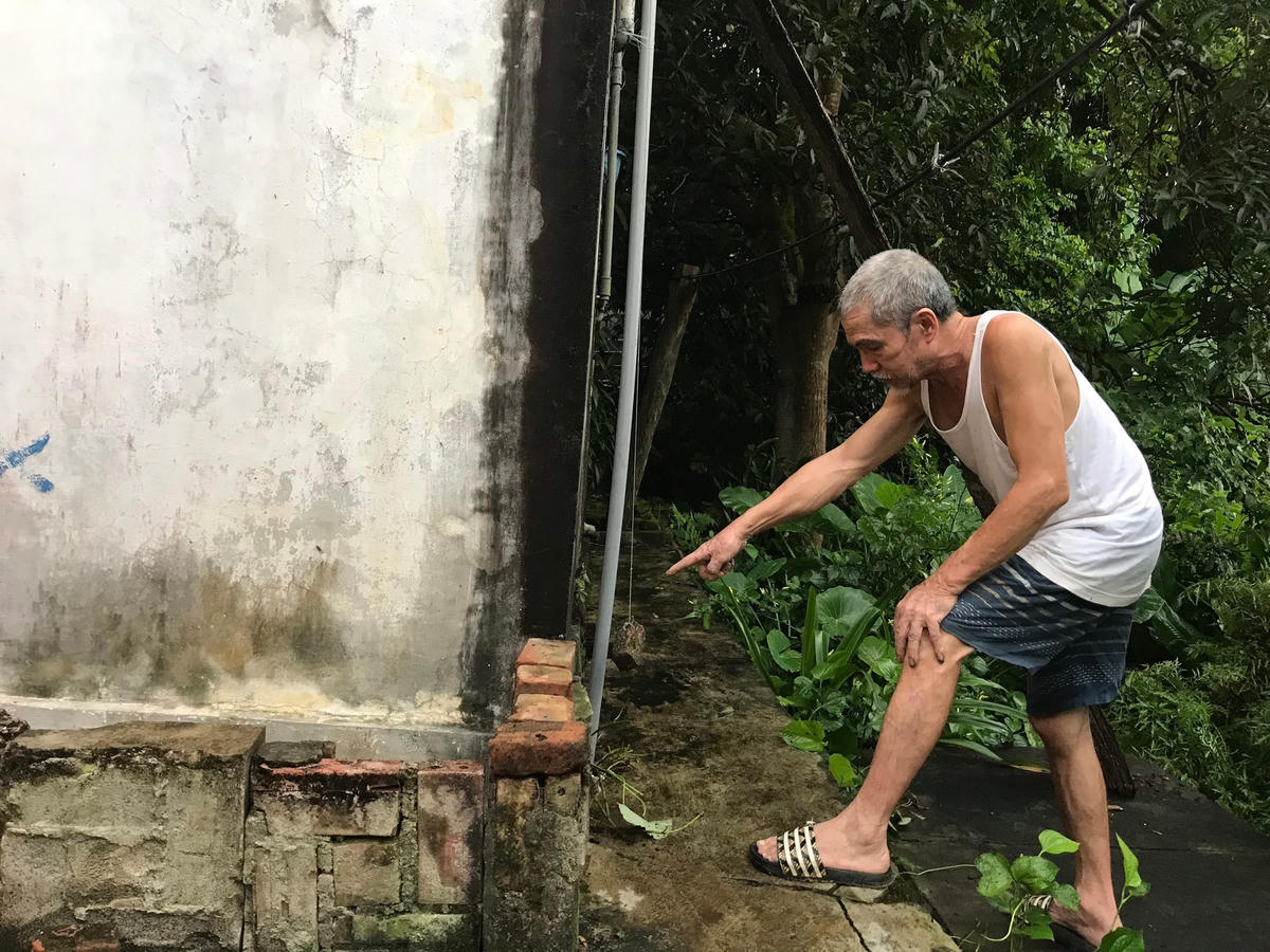 Để theo dõi độ nghiêng (hướng ra sông), ông Phan Huy Ngọc (bản Minh Tiến) phải kiểm tra hàng ngày các công trình phụ trợ, tránh nguy hiểm.