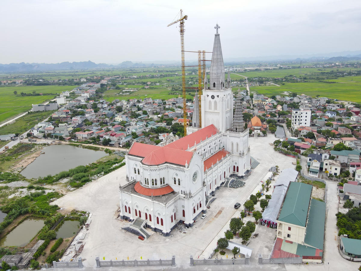 Theo thiết kế, thánh đường Lãng Vân với tổng diện tích mặt sàn gần 4.000m2, diện tích khuôn viên 14.200 m2, tọa lạc trên diện tích 6ha.