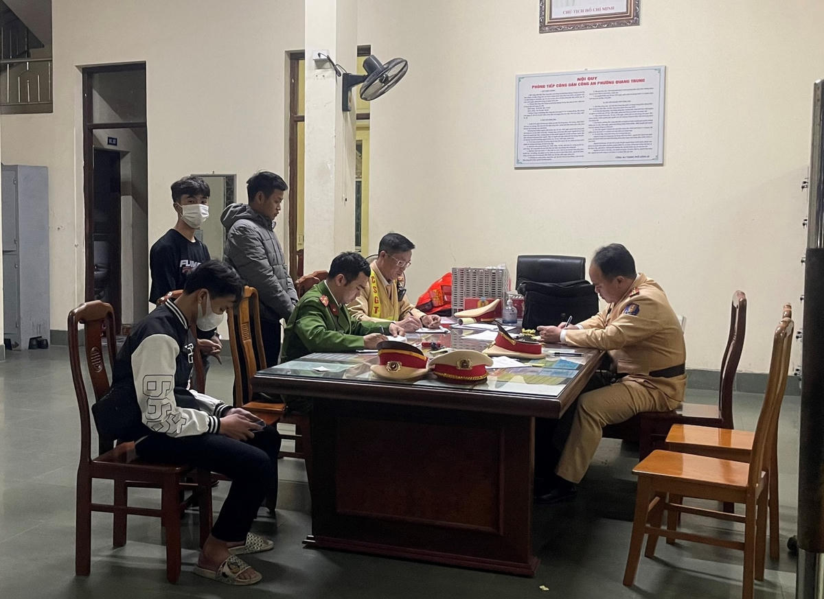 Lực lượng chức năng TP Uông Bí lập biên bản các trường hợp vi phạm. Ảnh: Công an tỉnh Quảng Ninh.