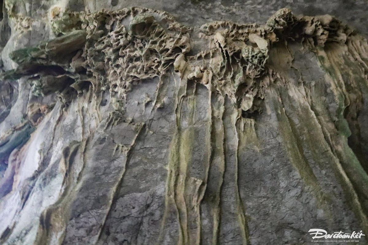 Các lớp văn hóa còn lưu lại trên địa tầng hang Con Moong đã 'kể' lại cho hậu thế nhiều câu chuyện lý thú về truyền thống cư trú hang động, truyền thống sử dụng công cụ đá và sự tiến triển về loại hình, về kỹ thuật chế tác công cụ, về sự biến đổi của khí hậu và sự thích ứng của con người trong suốt nhiều vạn năm. Ảnh: Đình Minh