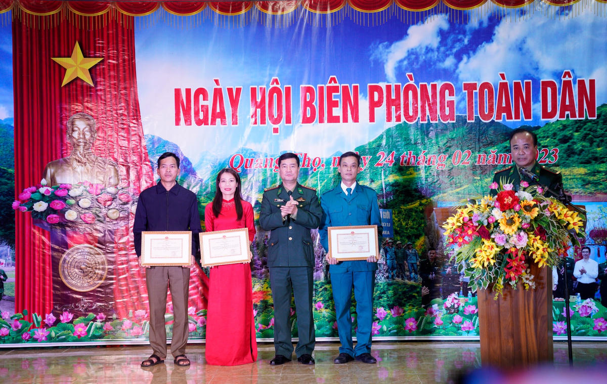 Nhân dịp này, Đại tá Bùi Hồng Thanh, Chỉ huy trưởng Bộ Chỉ huy BĐBP tỉnh Hà Tĩnh đã trao Giấy khen cho 3 tập thể...
