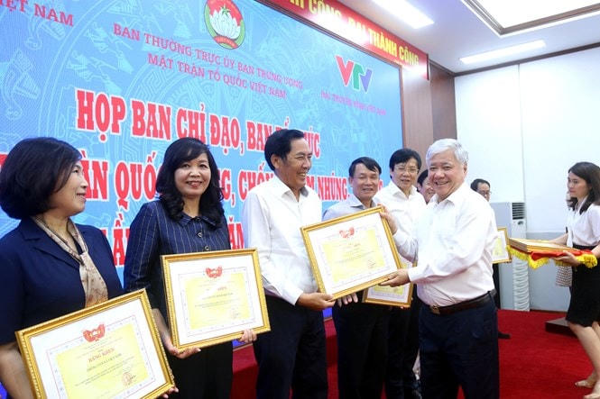 Bí thư Trung ương Đảng, Chủ tịch UBTƯ MTTQ Việt Nam Đỗ Văn Chiến trao Bằng khen cho các tập thể và cá nhân đóng góp xuất sắc góp phần vào thành công của Giải báo chí toàn quốc phòng, chống tham nhũng, tiêu cực giai đoạn 2017-2021.