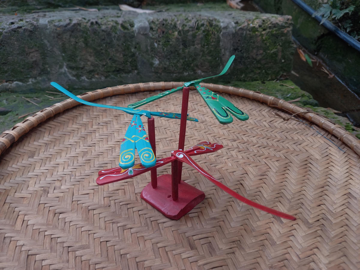 Độc đáo làng làm chuồn chuồn tre
