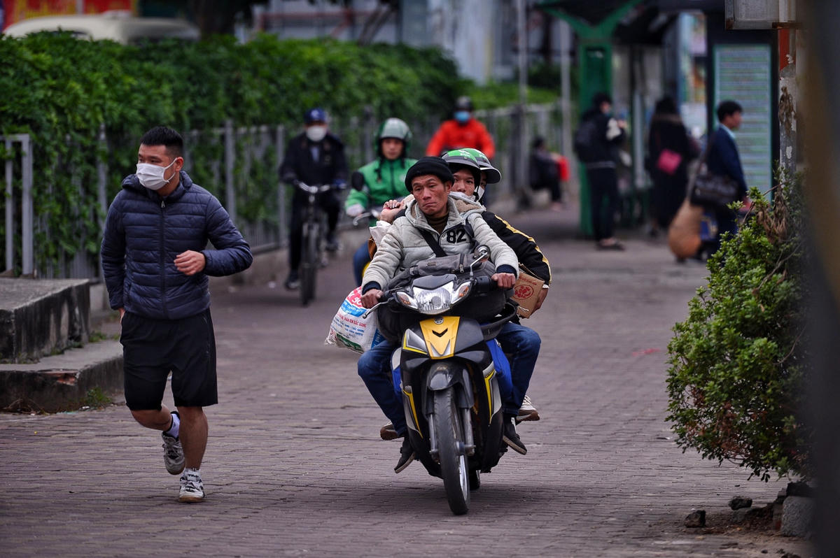 Do đường ùn ứ, nhiều xe máy di chuyển lên vỉa hè gây mất an toàn giao thông.