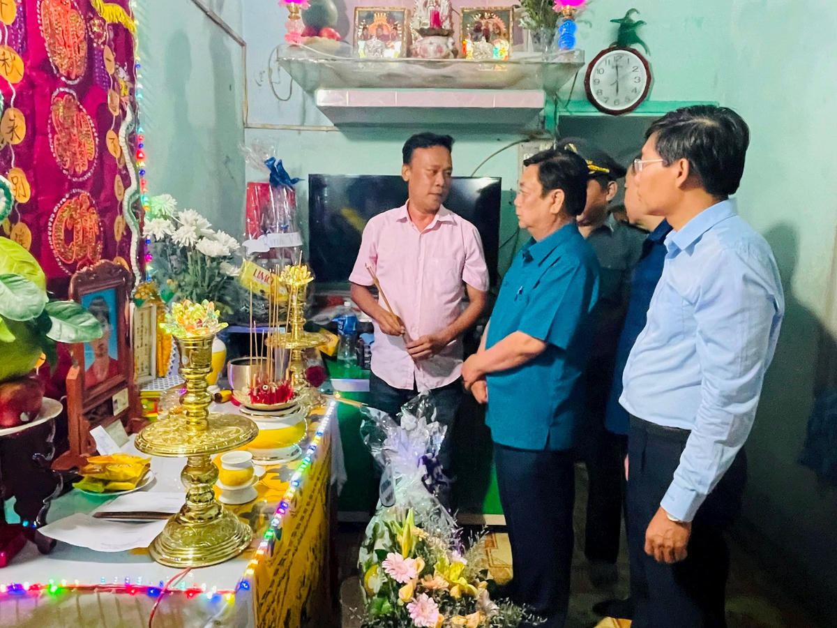 Bộ trưởng Lê Minh Hoan và Chủ tịch UBND tỉnh Bình Thuận Lê Tuấn Phong thắp nhang tại các gia đình có thuyền viên tử vong.