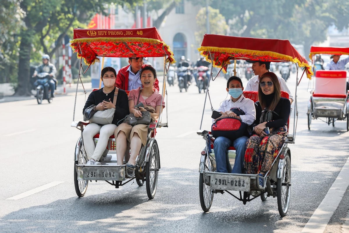 Du khách dạo phố cổ Hà Nội. Ảnh: Quang Vinh.