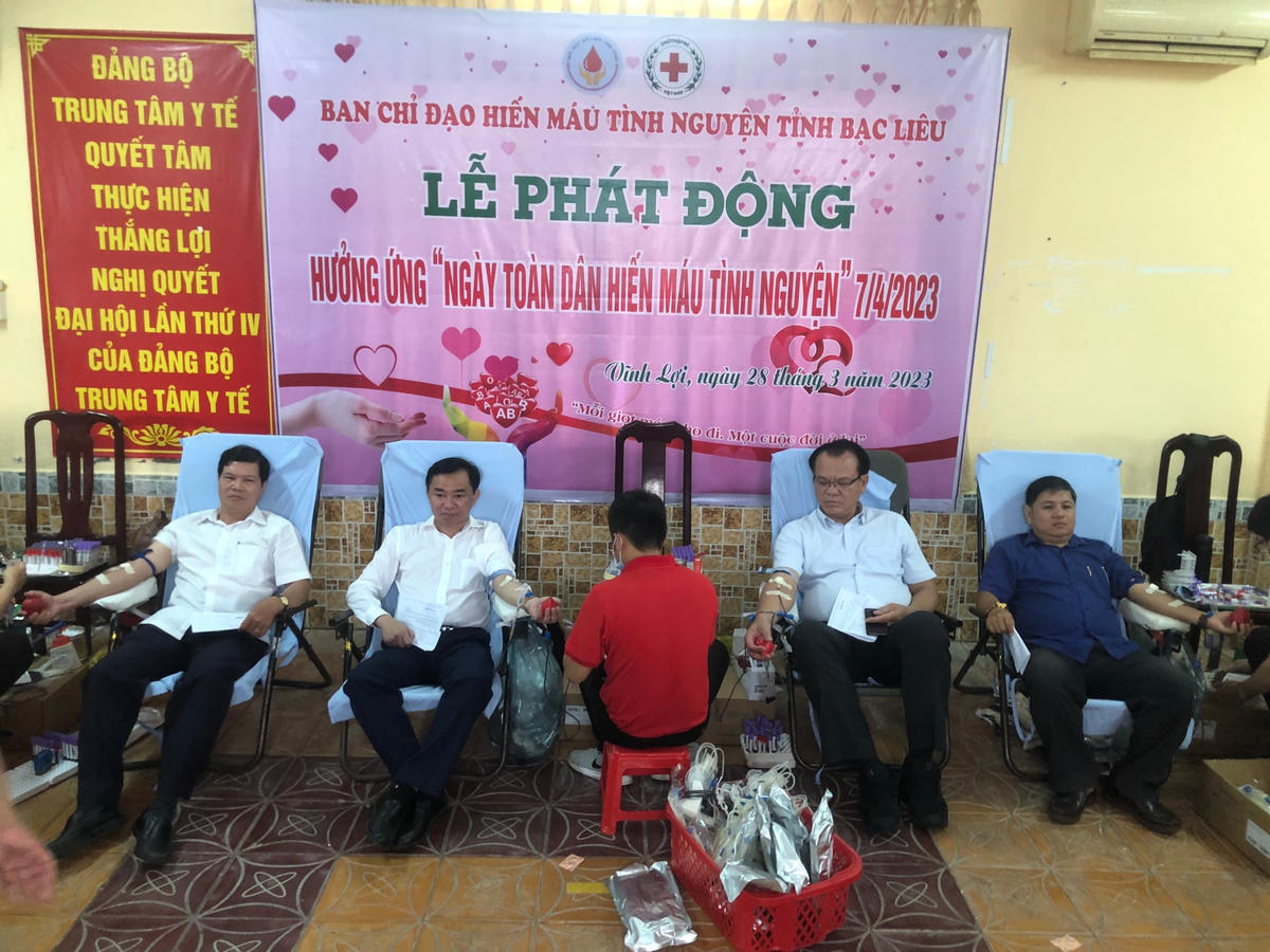 Thành viên Ban Chỉ đạo vận động hiến máu tình nguyện tỉnh Bạc Liêu tham gia hiến máu tình nguyện.