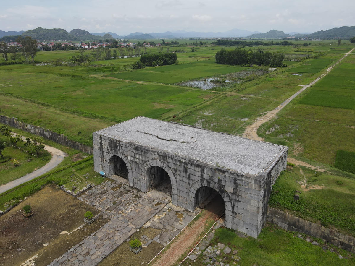 Thành nhà Hồ (còn gọi là thành Tây Đô, An Tôn, Tây Kinh, hay Tây Giai), là kinh đô nước Đại Ngu (quốc hiệu Việt Nam thời nhà Hồ), nằm trên địa phận hai xã Vĩnh Tiến và Vĩnh Long, huyện Vĩnh Lộc, Thanh Hóa. Đây là tòa thành kiên cố với kiến trúc độc đáo bằng đá, có quy mô lớn, độc nhất vô nhị tại Việt Nam và là một trong rất ít những thành lũy bằng đá còn lại trên thế giới. Thành được Hồ QuýLy cho xây dựng vào năm 1397. Trải qua hơn 600 năm tồn tại, hầu hết công trình kiến trúc khu vực nội thành đã bị phá hủy.