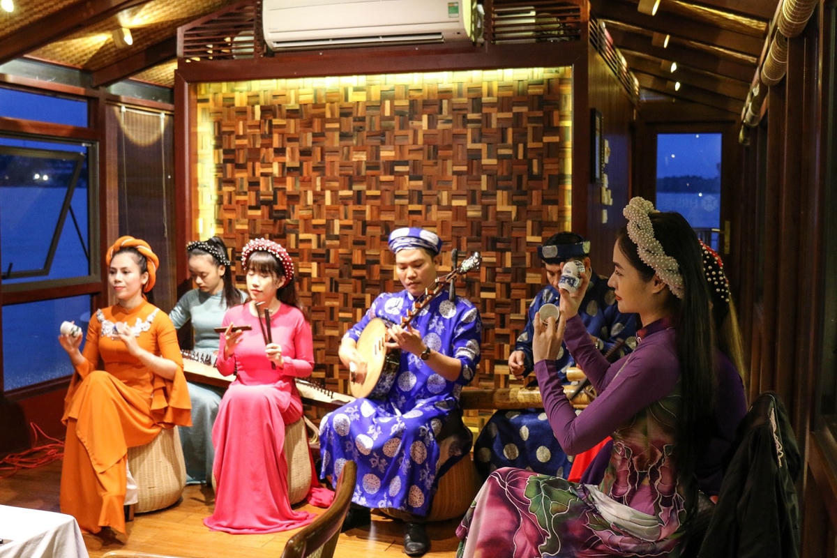 Ca Huế trên sông Hương.