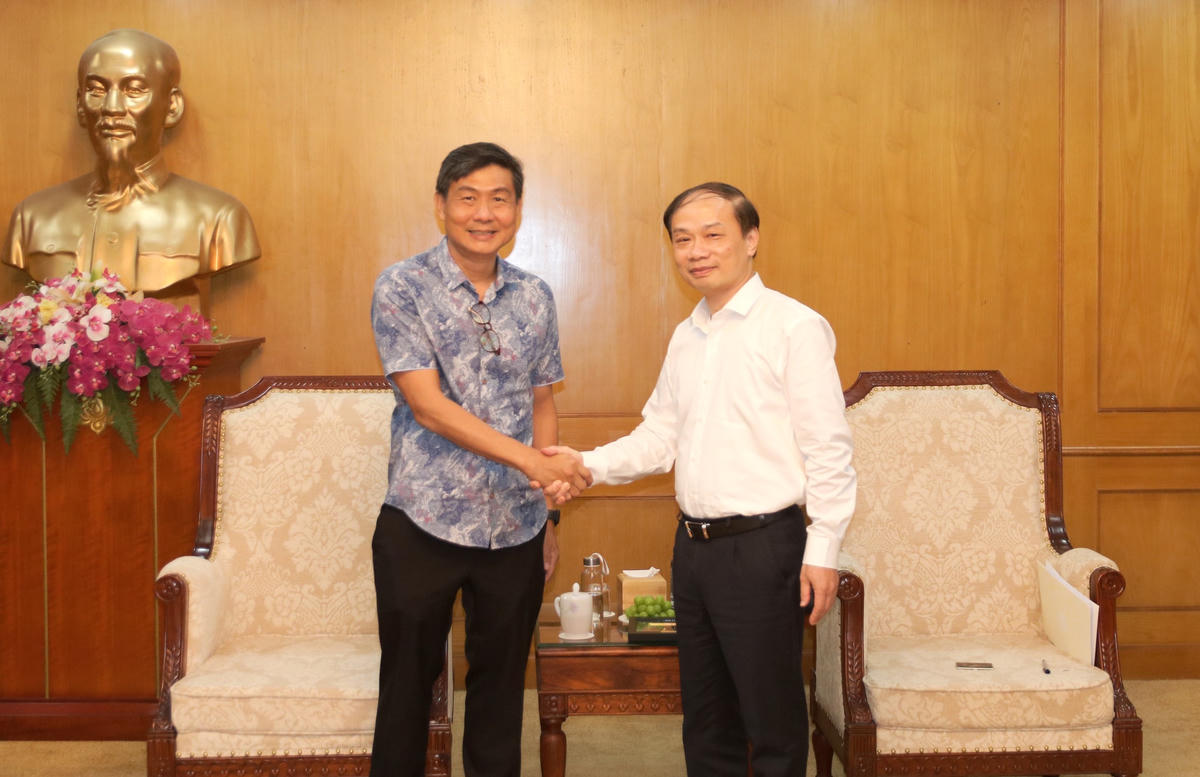Phó Trưởng ban Thường trực Ban Dân vận Trung ương Phạm Tất Thắng và ông Jimmy Toh Yong Leng, Giám đốc điều hành Hiệp hội Nhân dân Singapore.
