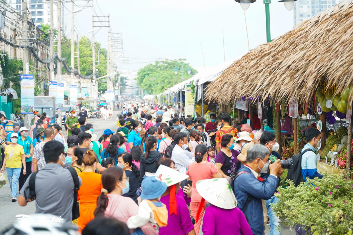 Sáng 28/5, đông đảo du khách đến thăm quan Tuần lễ trái cây "Trên bến, dưới thuyền".