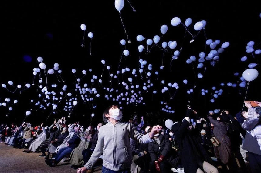 Người dân thả bóng bay khi tham gia lễ đón năm mới ở Tokyo, Nhật Bản.