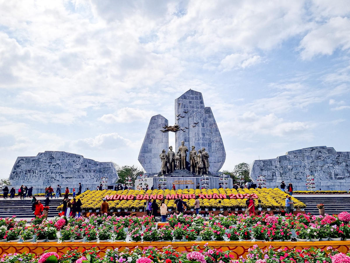 Sau thời gian nghỉ Tết Nguyên đán, thời tiết tại Quảng Bình khá lý tưởng cho người dân du xuân. Trong những ngày này, Quảng trường Hồ Chí Minh (ở thành phố Đồng Hới, Quảng Bình) là một trong những địa điểm được người dân và khách du lịch lựa chọn tham quan trong những ngày đầu xuân.